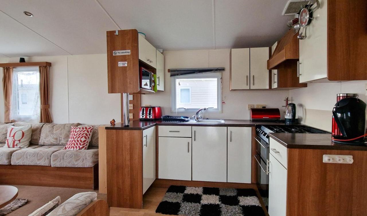 Great 8 Berth Caravan For Hire At St Osyth Beach In Essex Ref 28123Gc Clacton-on-Sea Eksteriør billede