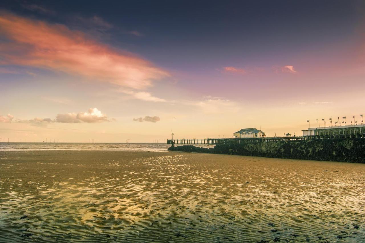 Great 8 Berth Caravan For Hire At St Osyth Beach In Essex Ref 28123Gc Clacton-on-Sea Eksteriør billede